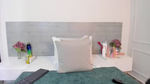 sunnywhitee online show from 10/18/25, 07:47