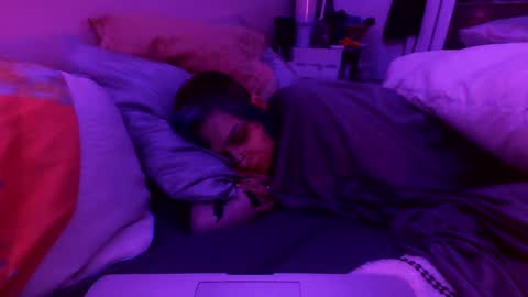 Snapshot of sunshine_mk3 chatting on 09/10/25, 02:22 UNH1N3 online show from 09/10/25, 02:22