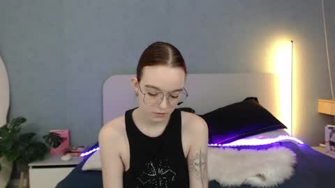 Snapshot of sunylily chatting on 03/29/26, 12:21 Lilith online show from 03/29/26, 12:21