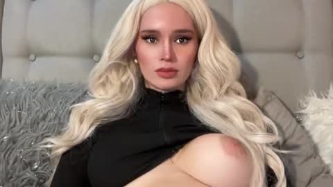 Snapshot of surprisecockmia chatting on 12/04/24, 03:37 Mia online show from 12/04/24, 03:37