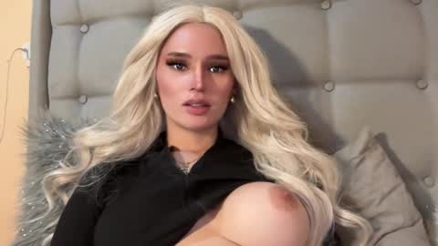 Snapshot of surprisecockmia chatting on 12/06/24, 04:25 Mia online show from 12/06/24, 04:25