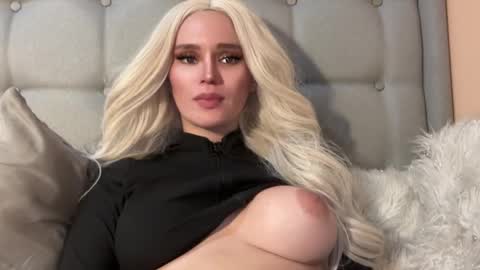 Snapshot of surprisecockmia chatting on 01/10/25, 07:57 Mia online show from 01/10/25, 07:57