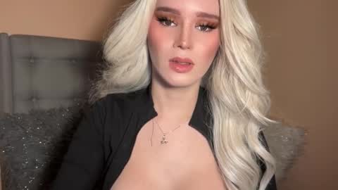 Snapshot of surprisecockmia chatting on 01/16/25, 04:38 Mia online show from 01/16/25, 04:38