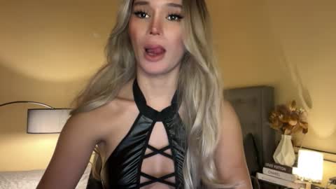 Snapshot of surprisecockmia chatting on 11/04/25, 05:28 Mia online show from 11/04/25, 05:28