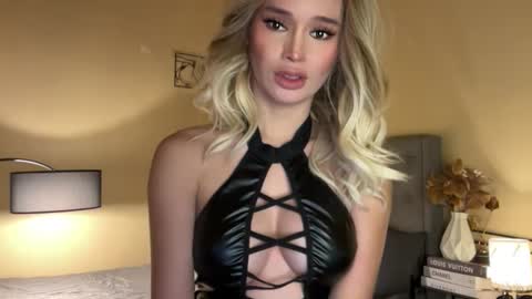 Snapshot of surprisecockmia chatting on 11/07/25, 07:30 Mia online show from 11/07/25, 07:30