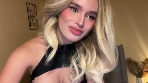 Snapshot of surprisecockmia chatting on 11/13/25, 07:57 Mia online show from 11/13/25, 07:57