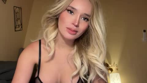 Snapshot of surprisecockmia chatting on 11/17/25, 05:13 Mia online show from 11/17/25, 05:13