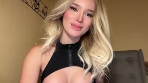 Snapshot of surprisecockmia chatting on 11/24/25, 08:47 Mia online show from 11/24/25, 08:47