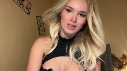 Snapshot of surprisecockmia chatting on 11/25/25, 02:33 Mia online show from 11/25/25, 02:33