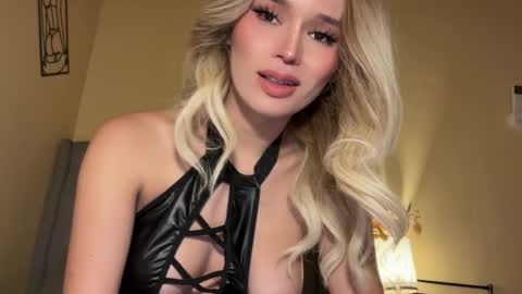 Snapshot of surprisecockmia chatting on 11/27/25, 07:38 Mia online show from 11/27/25, 07:38