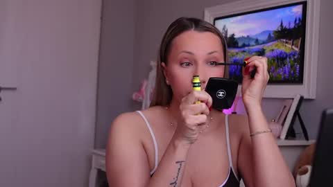 Snapshot of susanjewel chatting on 04/20/26, 06:27 SusanJewel online show from 04/20/26, 06:27