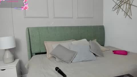Snapshot of susannewolf_ chatting on 03/19/26, 12:20 Amelia online show from 03/19/26, 12:20