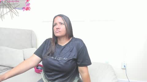 Snapshot of susannewolf_ chatting on 04/08/26, 12:05 Amelia online show from 04/08/26, 12:05