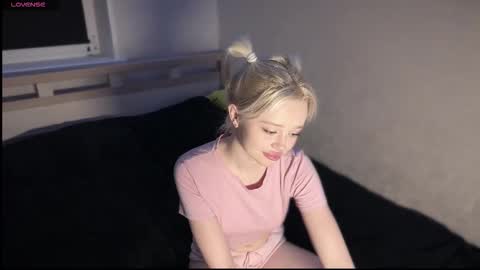 Snapshot of susieevans chatting on 02/06/26, 03:37 Sue online show from 02/06/26, 03:37