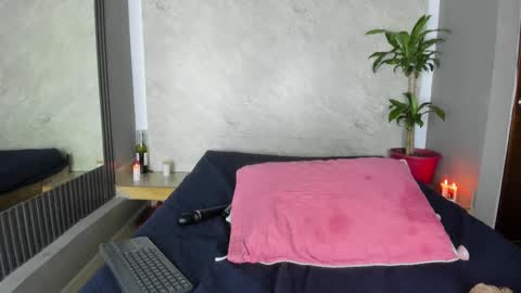 Snapshot of sussanmilf_ chatting on 02/15/25, 02:11 sussanmilf  online show from 02/15/25, 02:11