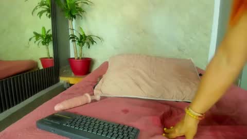 Snapshot of sussanmilf_ chatting on 02/21/25, 05:20 sussanmilf  online show from 02/21/25, 05:20