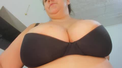 Snapshot of susy_bigboobss chatting on 05/20/26, 11:00 susy bigboobss online show from 05/20/26, 11:00