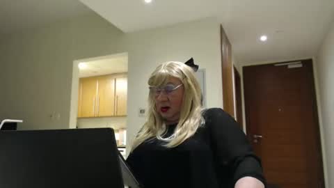 Snapshot of suzannebanci chatting on 04/24/26, 03:47 My name is Sissy or more fully Suzanna Aprilia Maria Mariquita Catarina Chinita Banci. Soy una puta - que chimba ladybug online show from 04/24/26, 03:47