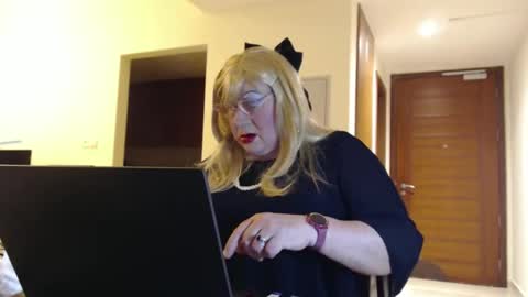 Snapshot of suzannebanci chatting on 05/08/26, 04:23 My name is Sissy or more fully Suzanna Aprilia Maria Mariquita Catarina Chinita Banci. Soy una puta - que chimba ladybug online show from 05/08/26, 04:23