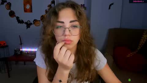 Snapshot of suzi_love chatting on 10/28/25, 06:50 suzi_love online show from 10/28/25, 06:50