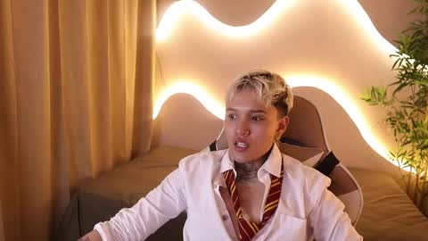 suzu_wolf online show from 10/18/25, 06:37