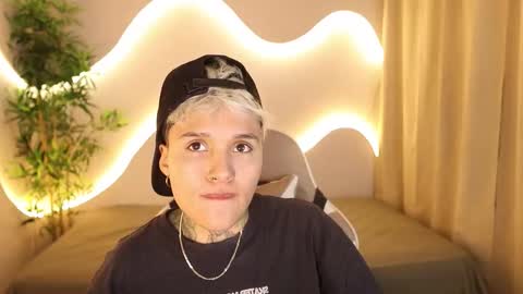 suzu_wolf online show from 10/19/25, 04:57