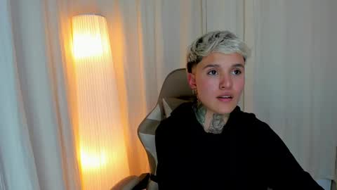 suzu_wolf online show from 10/22/25, 04:24