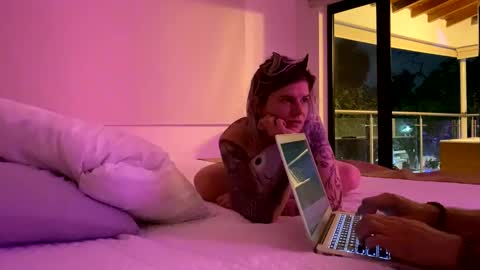 Snapshot of svenseries chatting on 02/18/25, 03:42 svenseries online show from 02/18/25, 03:42