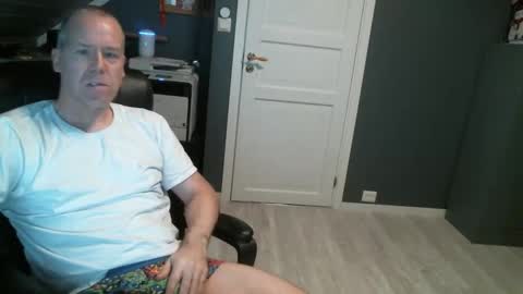 Snapshot of sverige1980 chatting on 12/14/25, 02:11 Tom online show from 12/14/25, 02:11