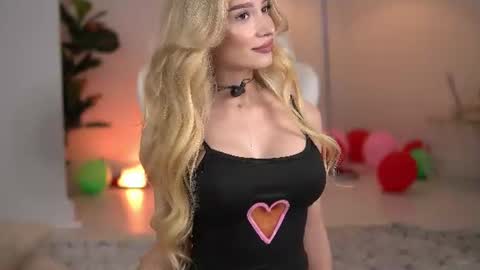 Snapshot of svveetluna chatting on 06/19/26, 03:11 SweetLuna online show from 06/19/26, 03:11