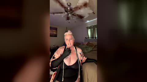 Snapshot of swazy89 chatting on 12/15/25, 02:32 swazy89 online show from 12/15/25, 02:32