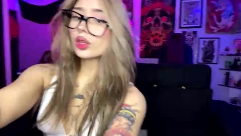 Snapshot of sweeetbabyy22 chatting on 12/16/25, 08:19 Valeria online show from 12/16/25, 08:19