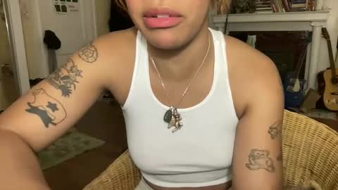 Snapshot of sweeetg1rl chatting on 02/20/26, 01:24 june online show from 02/20/26, 01:24