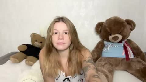 Snapshot of sweet__bunnies chatting on 10/08/25, 06:22 Mia and Robert online show from 10/08/25, 06:22