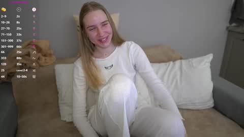 Snapshot of sweet__michelle chatting on 12/17/25, 09:32 Michelle online show from 12/17/25, 09:32