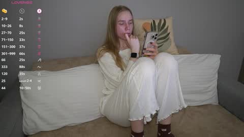 Snapshot of sweet__michelle chatting on 12/20/25, 09:44 Michelle online show from 12/20/25, 09:44