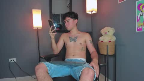 Snapshot of sweet_boysxss chatting on 03/31/26, 07:09 Theo ithan leo online show from 03/31/26, 07:09