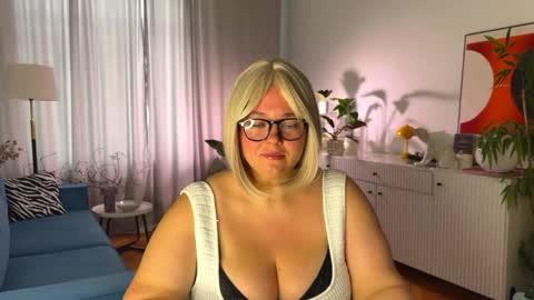 Snapshot of sweet_car0line_ chatting on 04/23/26, 05:52 Caroline online show from 04/23/26, 05:52