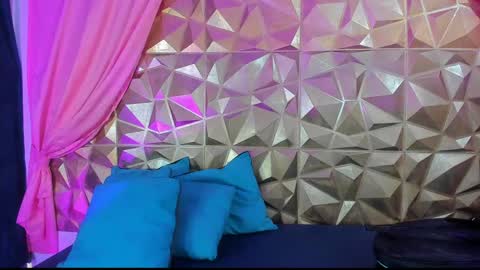  emmili  online show from 01/04/25, 06:19