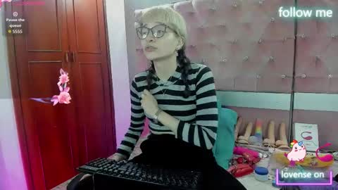 Snapshot of sweet_emmili chatting on 12/22/25, 12:02 emmili online show from 12/22/25, 12:02