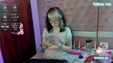 Snapshot of sweet_emmili chatting on 03/04/26, 12:11 emmili online show from 03/04/26, 12:11