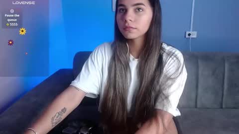 Snapshot of sweet_honey_wet chatting on 11/18/25, 12:20 Nella online show from 11/18/25, 12:20