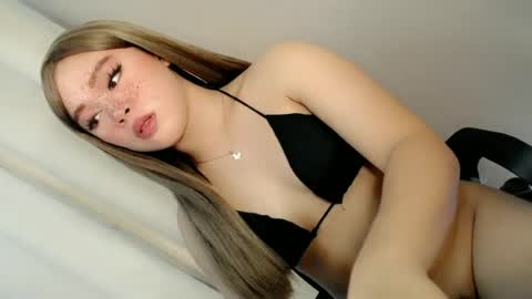Snapshot of sweet_honeylove chatting on 06/28/26, 04:40 Anisha online show from 06/28/26, 04:40