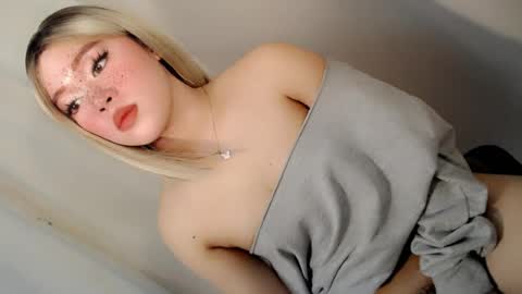 Snapshot of sweet_honeylove chatting on 07/11/26, 05:21 Anisha online show from 07/11/26, 05:21