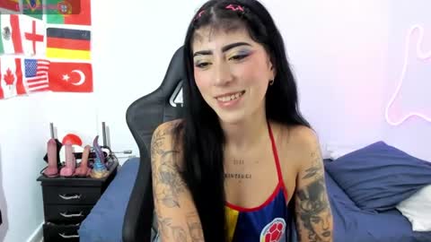 Snapshot of sweet_joint_girl chatting on 07/04/26, 04:40 Dahnna online show from 07/04/26, 04:40
