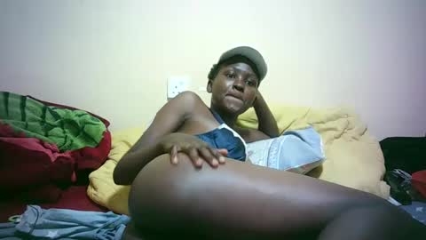 Snapshot of sweet_katrina2 chatting on 03/08/25, 12:52 millarn online show from 03/08/25, 12:52