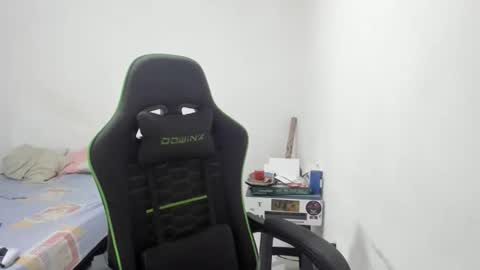 Snapshot of sweet_kitty_777 chatting on 11/04/25, 04:00 sweet_kitty_777 online show from 11/04/25, 04:00