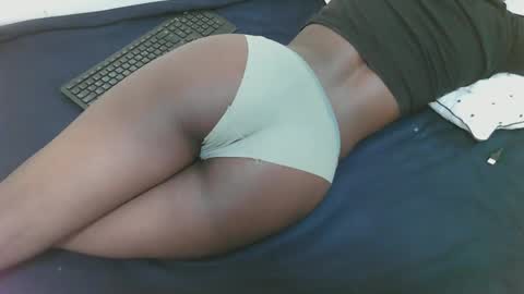 sweet_larra online show from 11/04/25, 07:51