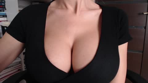 Snapshot of sweet_lil_thing chatting on 10/21/25, 05:30 Jen online show from 10/21/25, 05:30