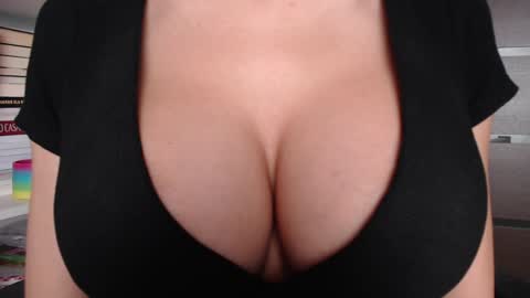 Snapshot of sweet_lil_thing chatting on 11/03/25, 07:31 Jen online show from 11/03/25, 07:31